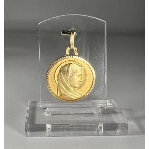 Médaille en or Vierge de profil, contour strié