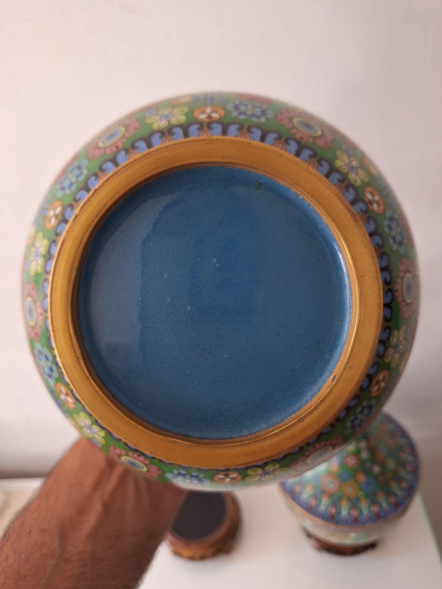 Une paire de vases cloisonnés chinois-photo-2