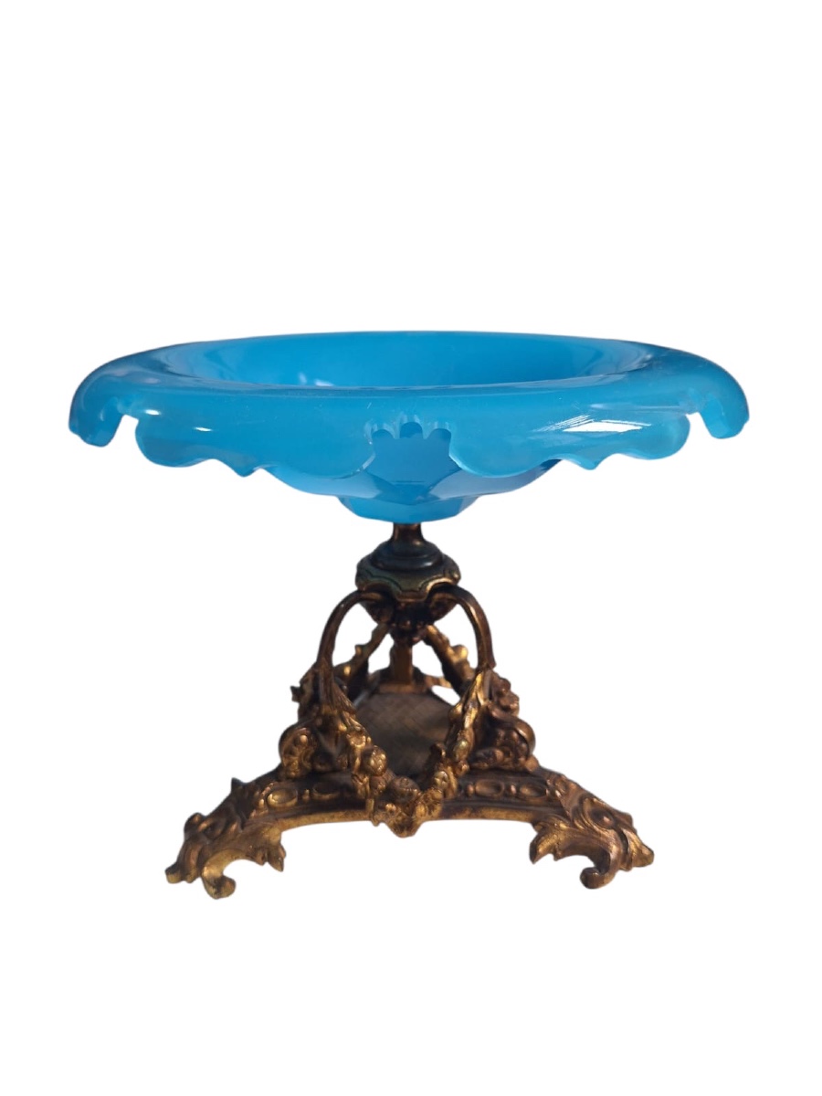 Vase à bonbons en verre opalin et base en bronze, XIXe siècle
