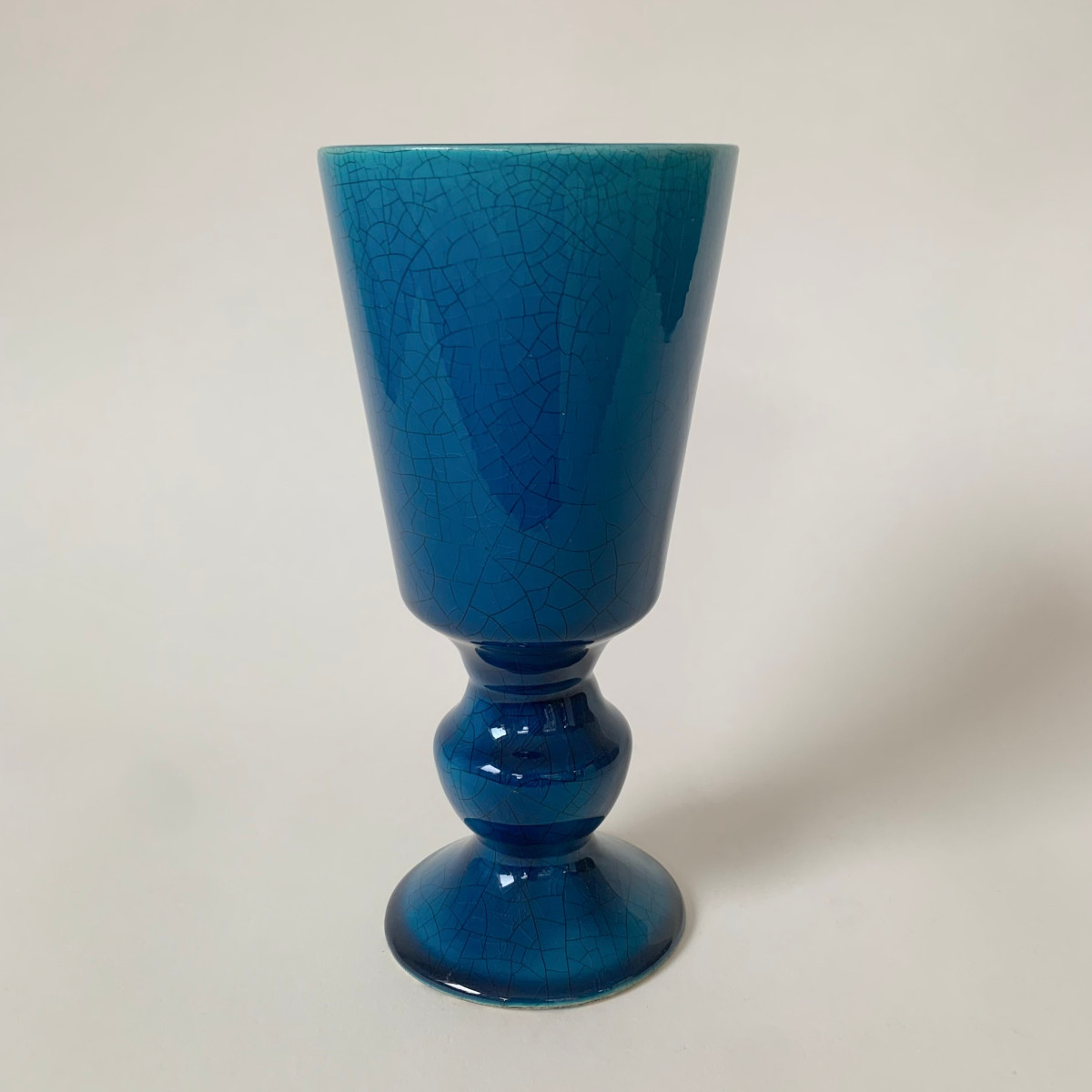 Vase bleu de Pol Chambost, vers 1970, France.
