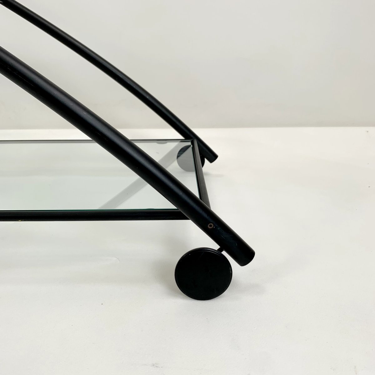 Gilles Derain, Chariot en métal noir et verre pour Lumen circa 1980, France .-photo-6