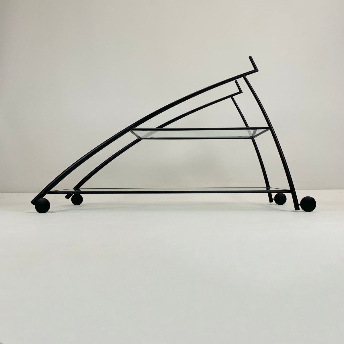 Gilles Derain, Chariot en métal noir et verre pour Lumen circa 1980, France .