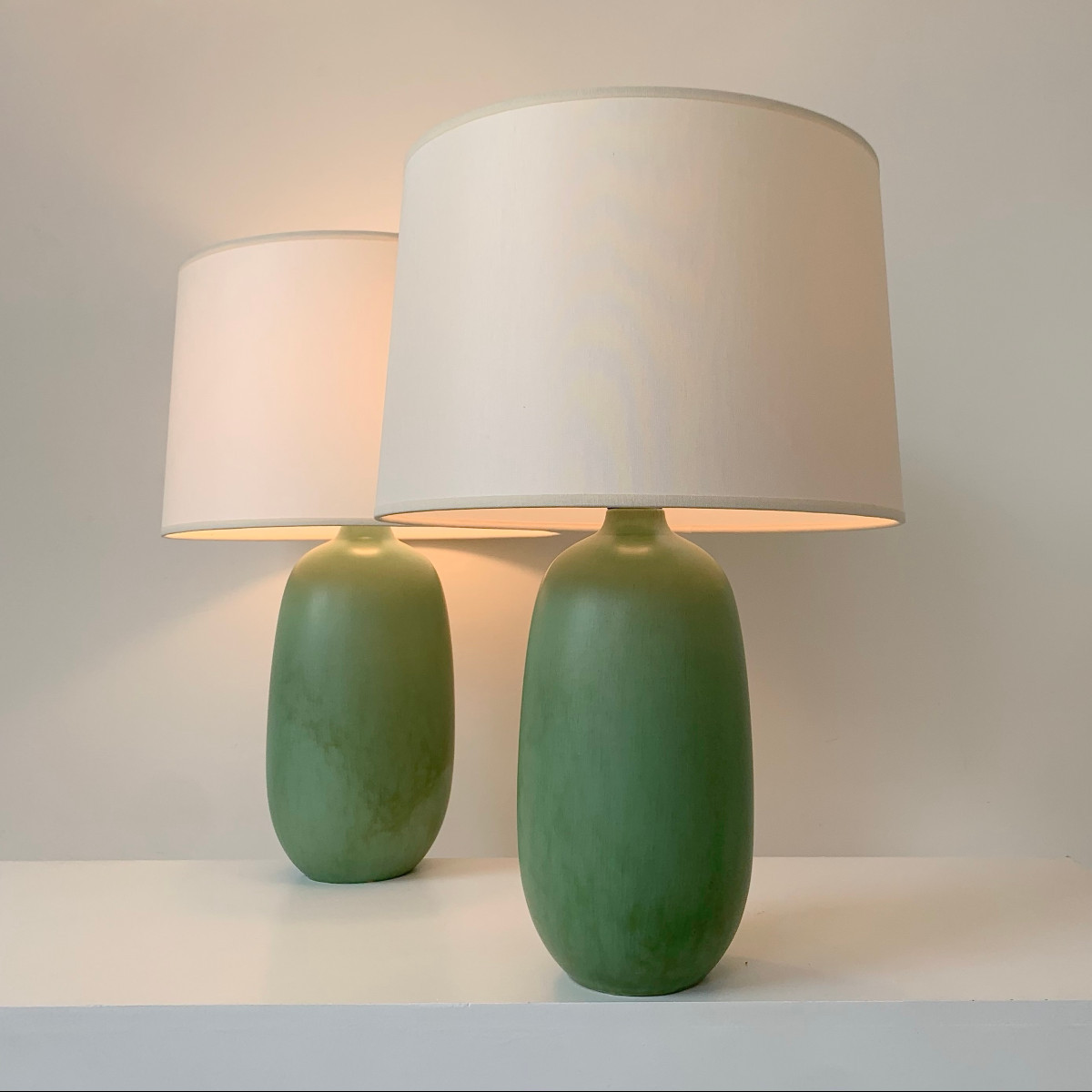 Paire de lampes de table en céramique vertes signées Vallauris, circa 1950, France.