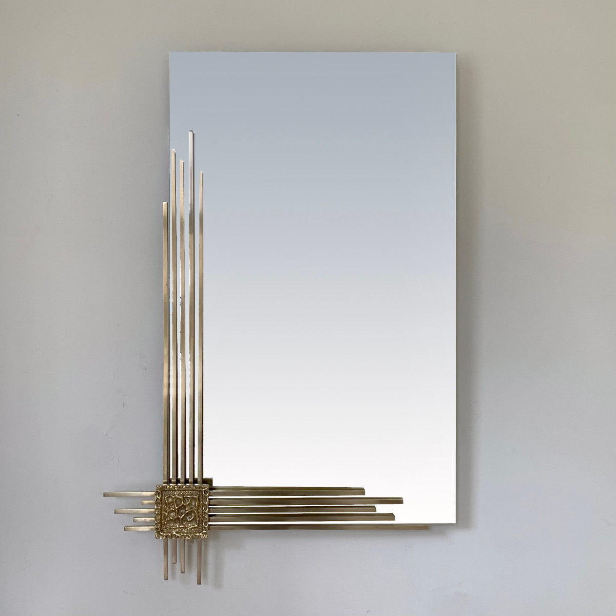 Miroir mural en bronze signé Angelo Brotto pour Esperia, vers 1970, Italie.