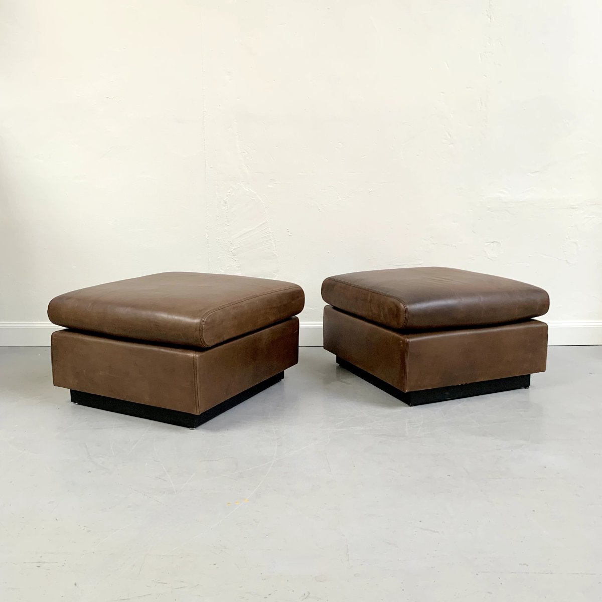 Pair Of Large Brown Leather Poufs By Mobilier International, Circa 1970, France.-photo-2
