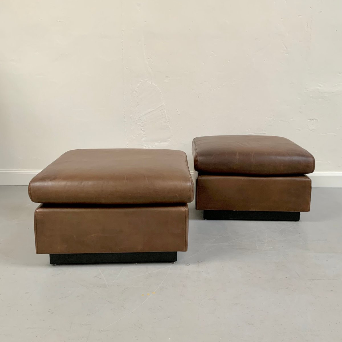 Pair Of Large Brown Leather Poufs By Mobilier International, Circa 1970, France.-photo-3