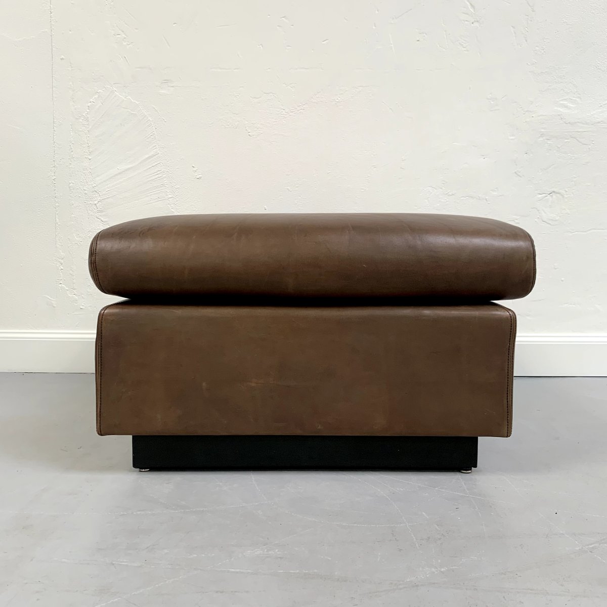 Pair Of Large Brown Leather Poufs By Mobilier International, Circa 1970, France.-photo-3