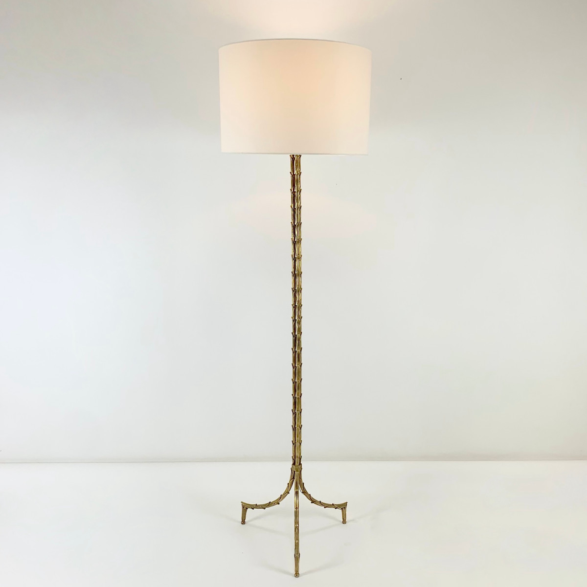 Lampadaire en bronze doré de la Maison Charles, vers 1950, France.