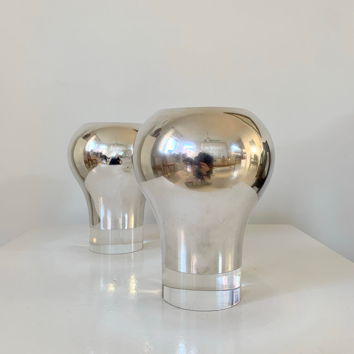 Paire de lampes de bureau signées Christofle, en métal argenté et perspex, vers 1960, France.