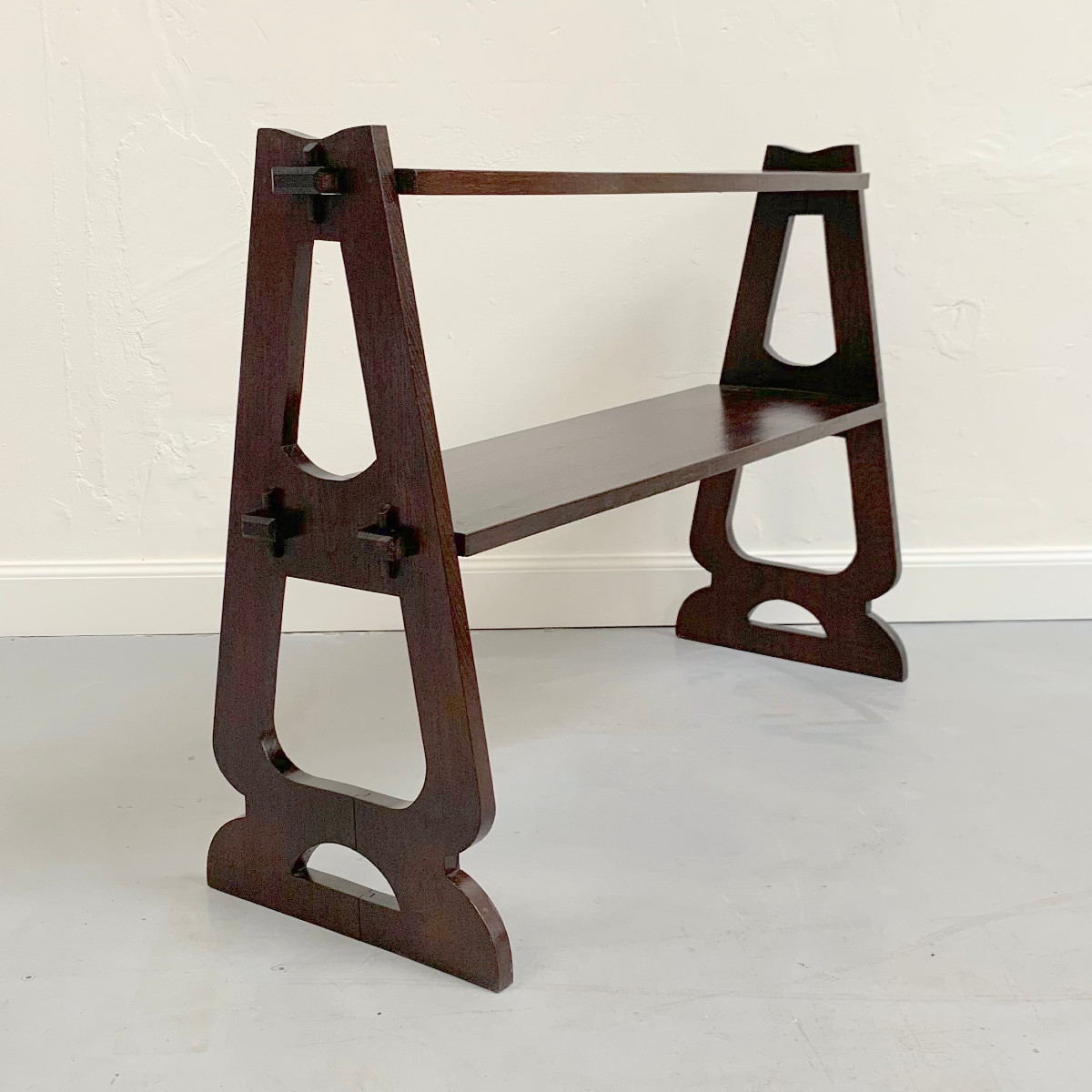 Etagère Arts and Crafts en bois, vers 1910, Royaume-Uni.