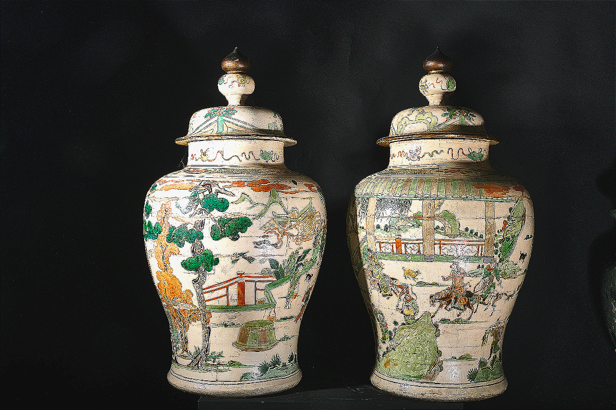 Paire De Grands Vases En Bois Avec Décoration En Laque De Chine "famille Vert", Piemont 19e