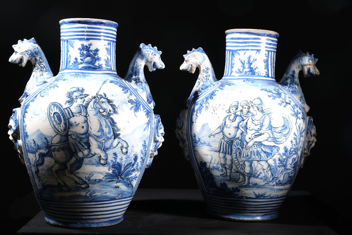 Paire De Vases Importants En Faïence Blanche Et Bleue, Manufacture De Savone, Fin 17e/début 18e