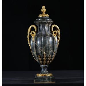 Vase En Marbre Fin Avec Montures En Bronze Doré, Russie, 19e Siècle