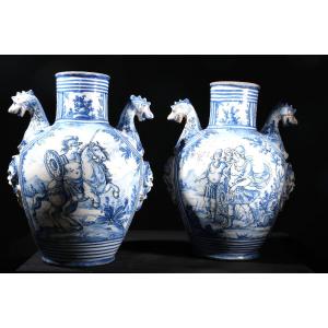 Paire De Vases Importants En Faïence Blanche Et Bleue, Manufacture De Savone, Fin 17e/début 18e