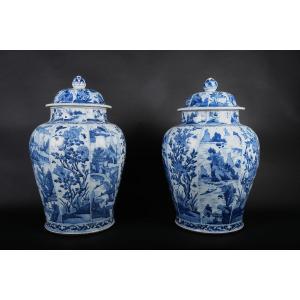 Paire De Vases à Couvercle Monumentaux Kangxi, Décor Bleu Et Blanc, Chine Vers 1700