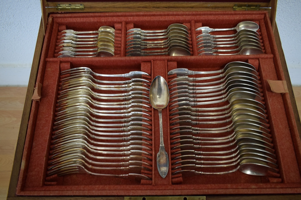 Oak Chest With Silver-plated Metal Cutlery Of 197 Pieces-photo-1