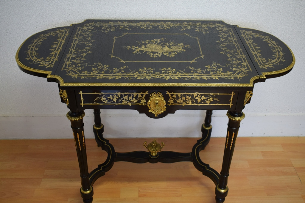 Table à volets Napoléon III à décor de feuilles de vignes