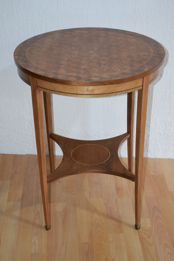 Walnut Pedestal Table With Cube Inlay And Lemon Nets-photo-3