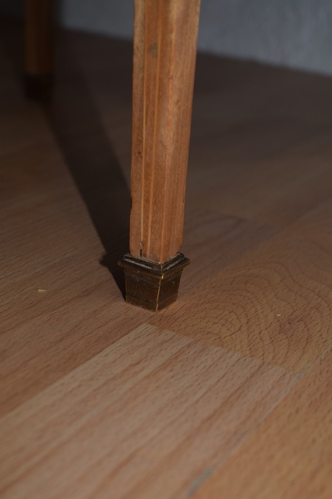 Walnut Pedestal Table With Cube Inlay And Lemon Nets-photo-4