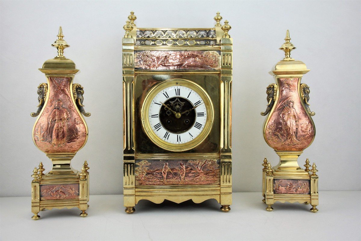 Pendule Française Avec Un Ensemble De Vases & Bronze Bicolore