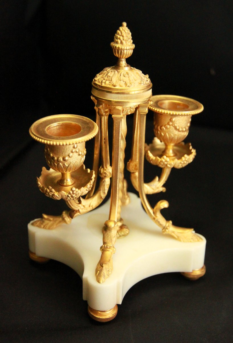 Garniture de cheminée en bronze doré comprenant une pendule et des candélabres-photo-3
