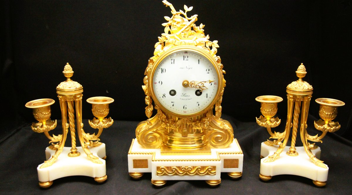 Garniture de cheminée en bronze doré comprenant une pendule et des candélabres