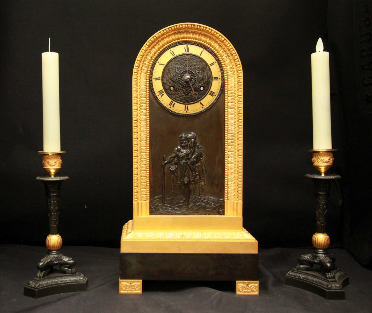 Garniture de cheminée : pendule accompagnée d'une paire de candélabres