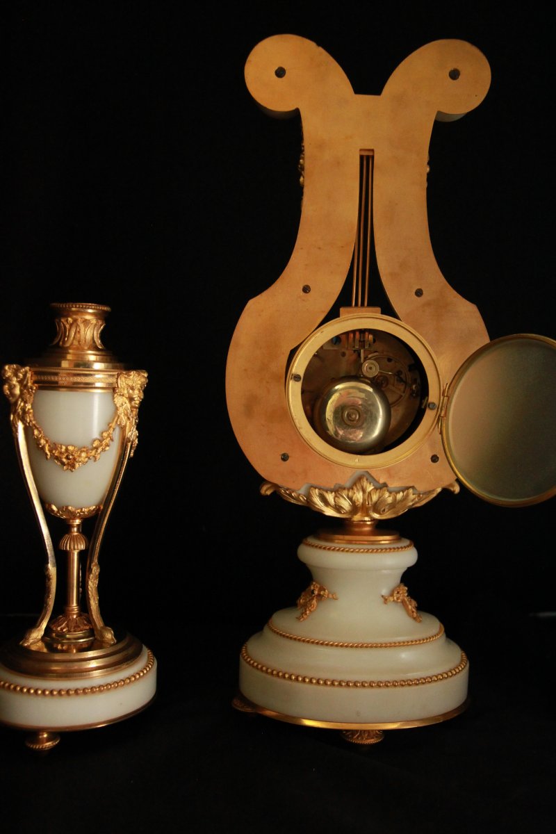 Pendule de cheminée de style lyre accompagnée de deux candélabres assortis.-photo-3
