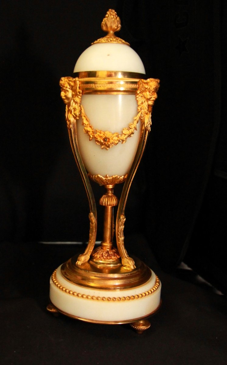 Pendule de cheminée de style lyre accompagnée de deux candélabres assortis.-photo-4