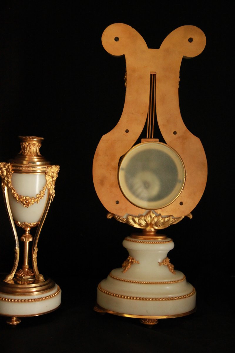 Pendule de cheminée de style lyre accompagnée de deux candélabres assortis.-photo-1