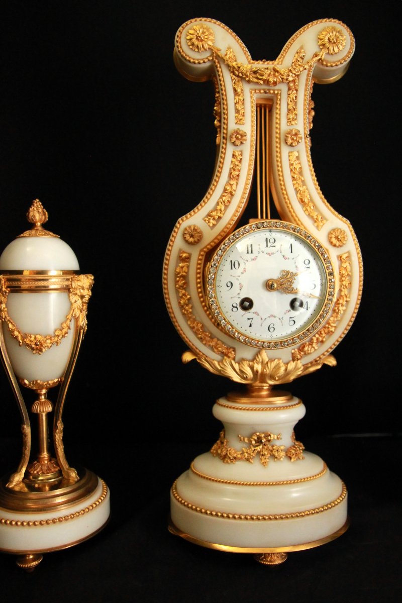 Pendule de cheminée de style lyre accompagnée de deux candélabres assortis.-photo-4