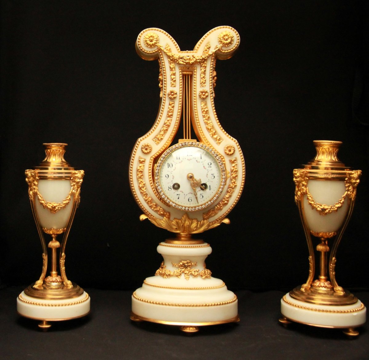 Pendule de cheminée de style lyre accompagnée de deux candélabres assortis.-photo-6