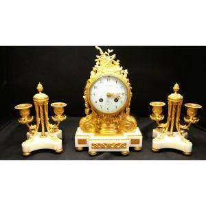 Garniture de cheminée en bronze doré comprenant une pendule et des candélabres