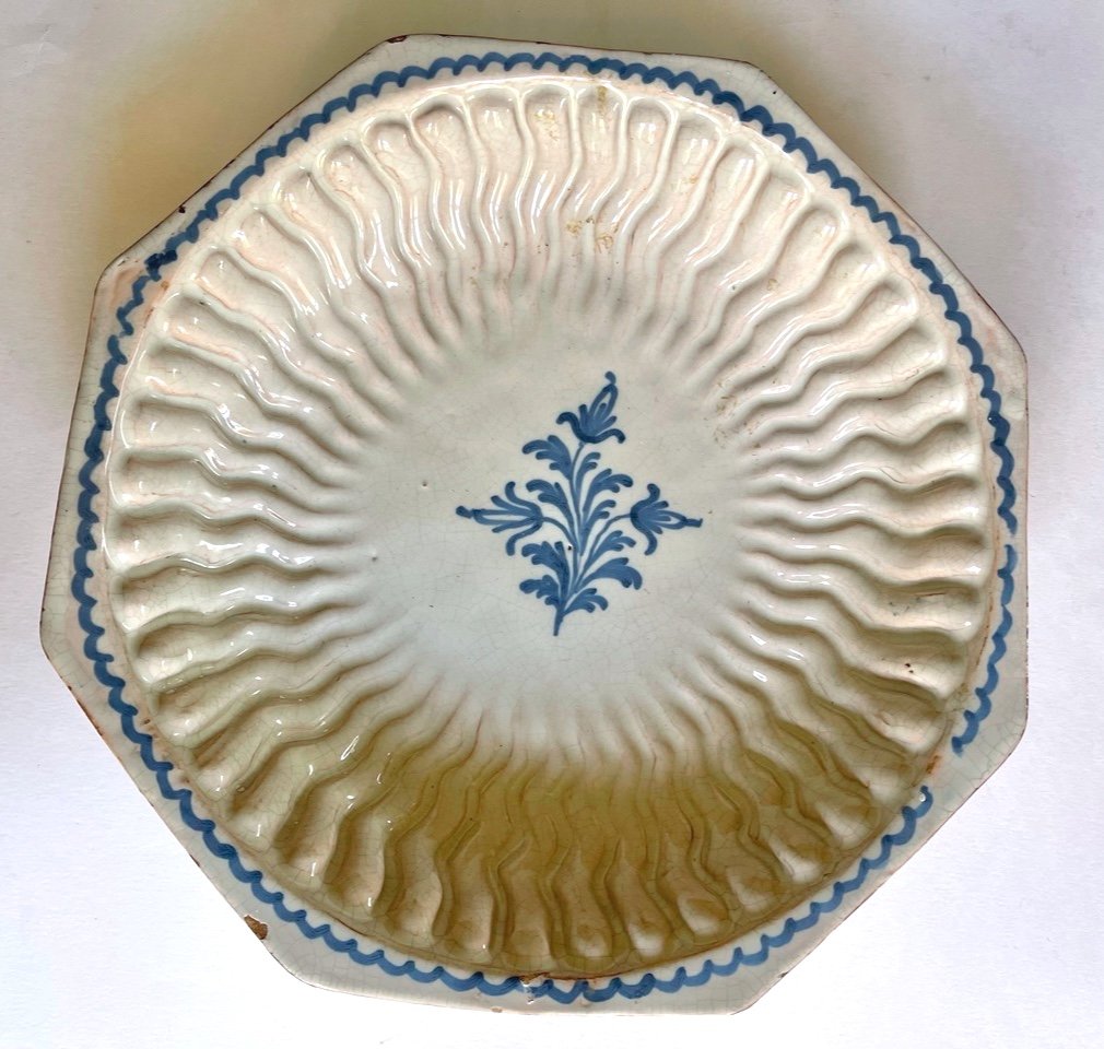 Lille XVIII - Earthenware Dish With Blue Fluted Decor
