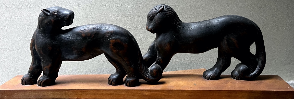 Sculpture en bois patiné noir représentant un couple de panthères vers 1930 non signé