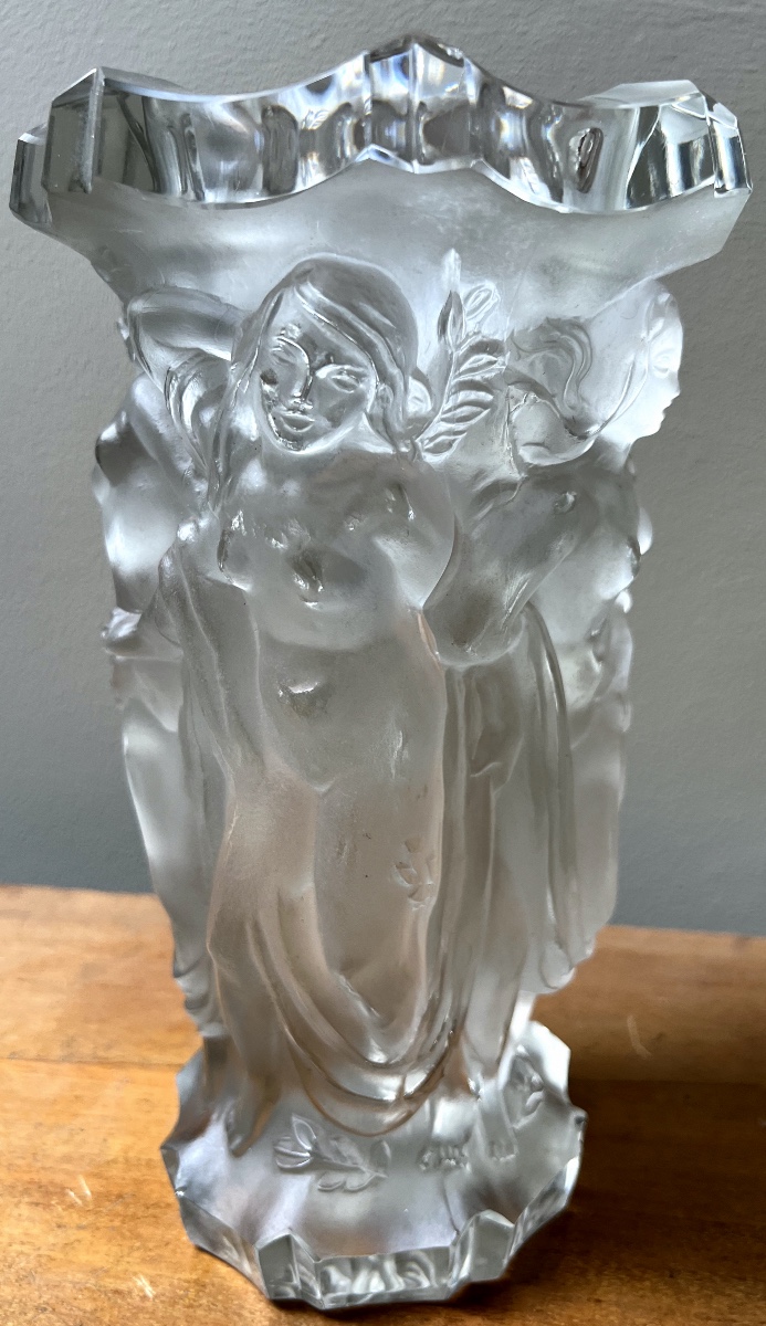 Vase en cristal partiellement patiné a décor de 5 jeunes femmes drapées