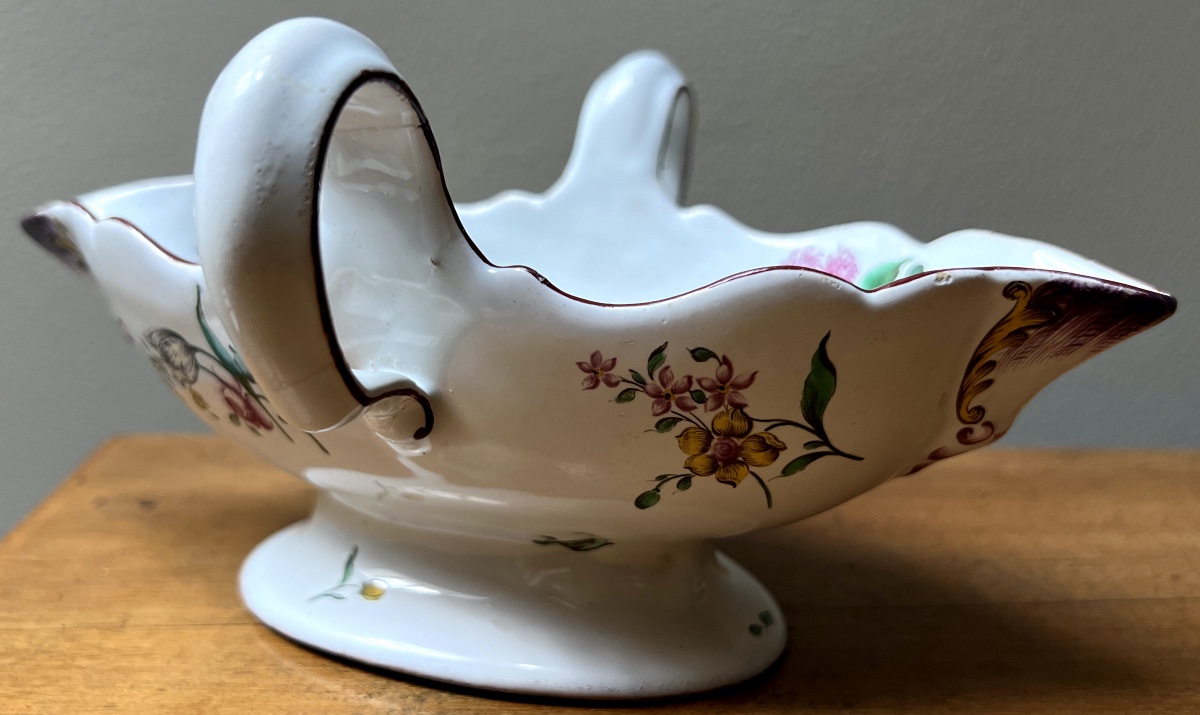 Strasbourg  Paul Hanong saucière casque à anses  en faïence à décor de fleurs fines XVIIIe