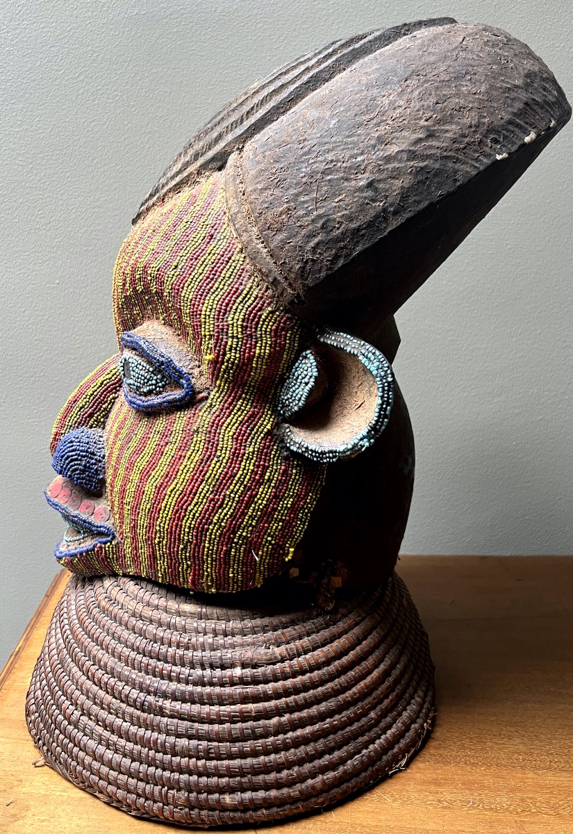 Cameroun masque  Bamileke d'une princesse avec perles verticales sur socle en osier vers 1910-photo-2