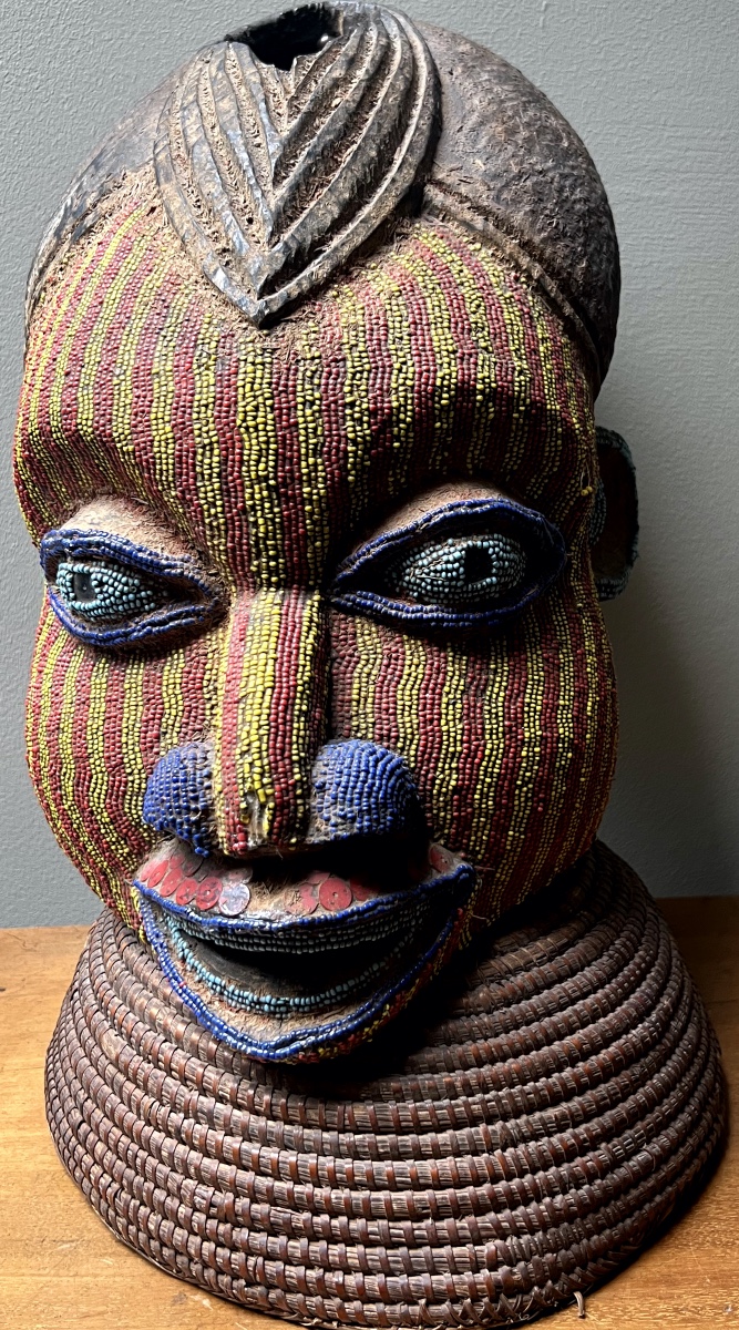 Cameroun masque  Bamileke d'une princesse avec perles verticales sur socle en osier vers 1910