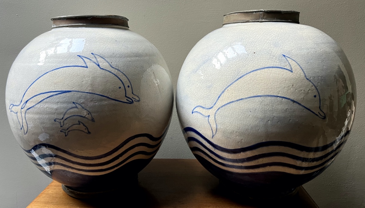 Paire de grands vases boules en faience à décor en camaïeu bleu d'une famille de dauphins 1950