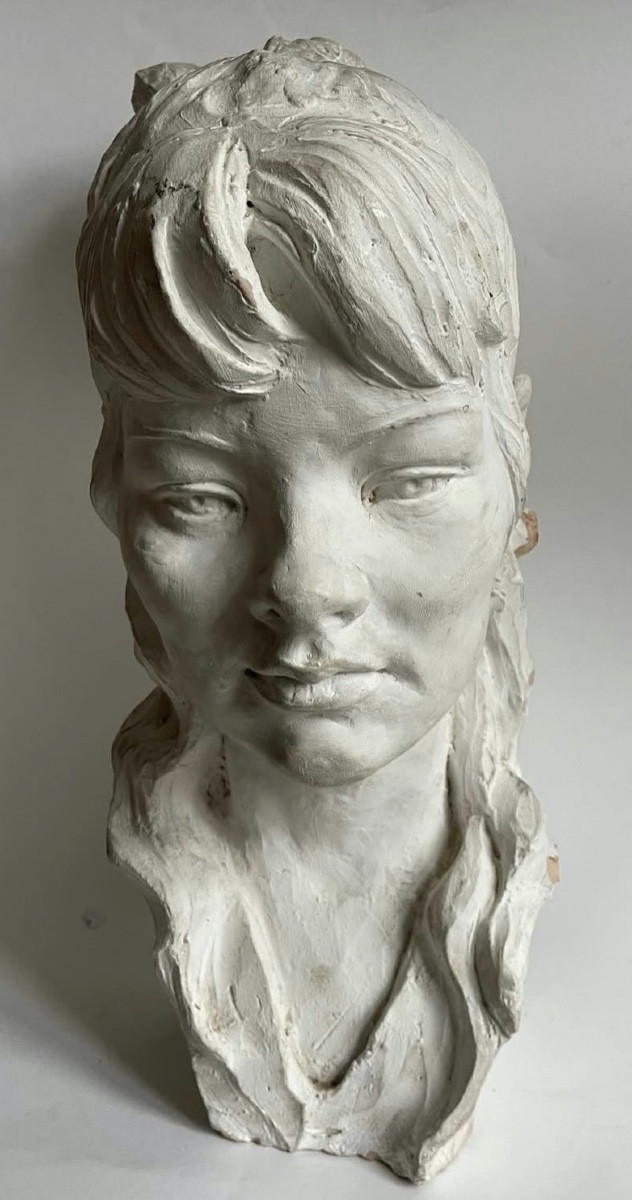 buste en terre cuite patiné blanc  "jeune fille a la queue de cheval " dédicacé- daté- monogram
