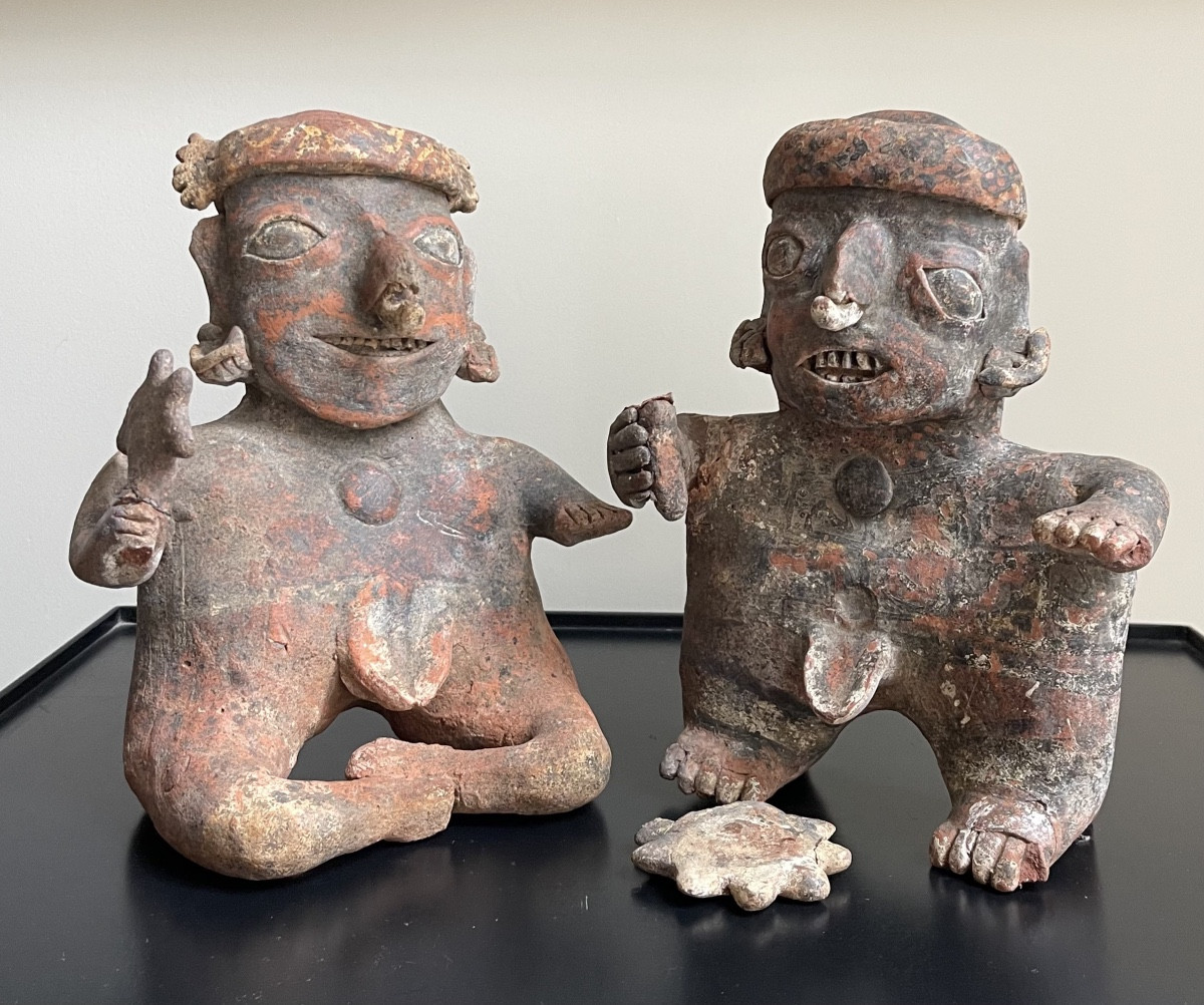 MEXIQUE culture NAYARIT , Ixtlan Del Rio ça 100 av J.C couple assis en céramique rouge 