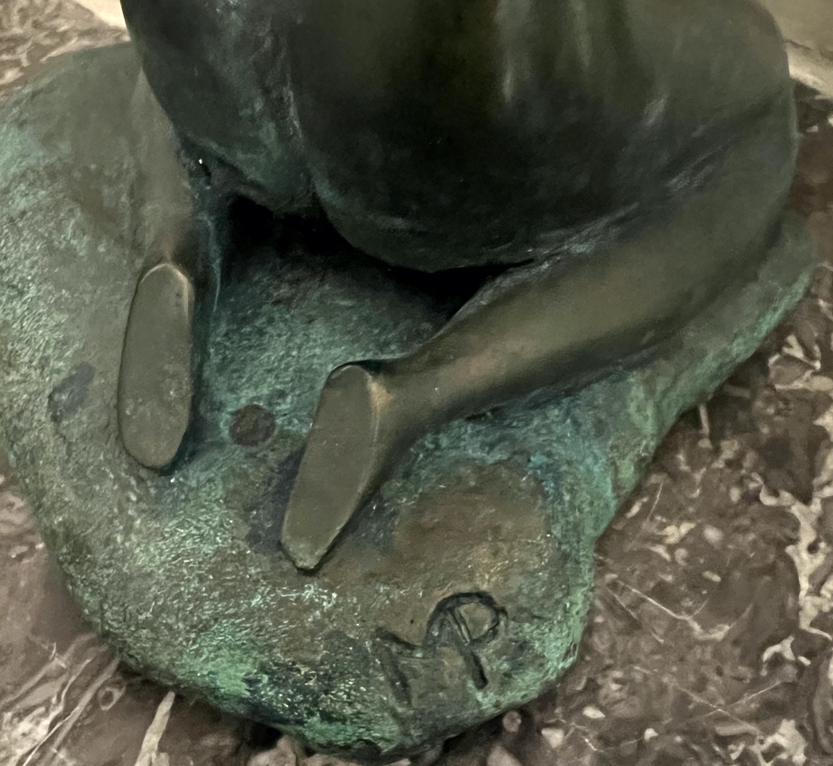 Sculpture en bronze patinée vert représentant une jeune femme monogramé MP -photo-2
