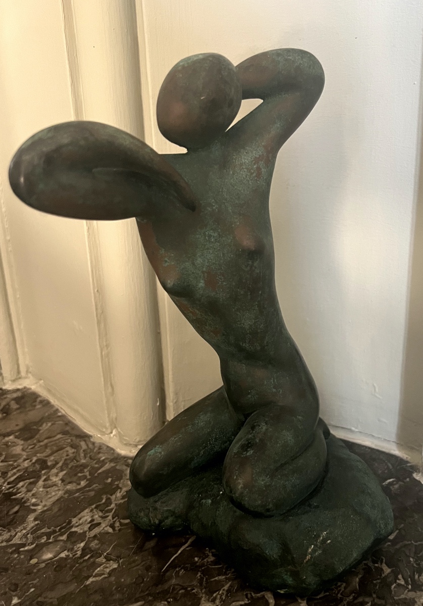 Sculpture en bronze patinée vert représentant une jeune femme monogramé MP 