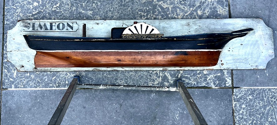 Demi coque de bateau en bois sculpté et patiné représentant à bateau à vapeur dénommé SIMEON