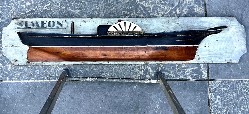 Demi coque de bateau en bois sculpté et patiné représentant à bateau à vapeur dénommé SIMEON