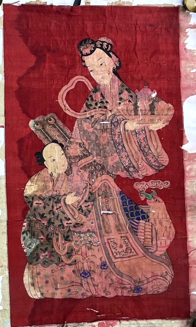 Peinture sur soie représentant une mère et son enfant Chine XIXe 150x90 cm