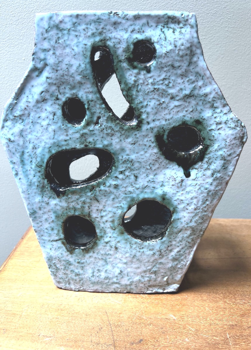 vase en céramique émaillé de style Brutaliste  forme facetté atelier PIA MANU Jules Dewaele 