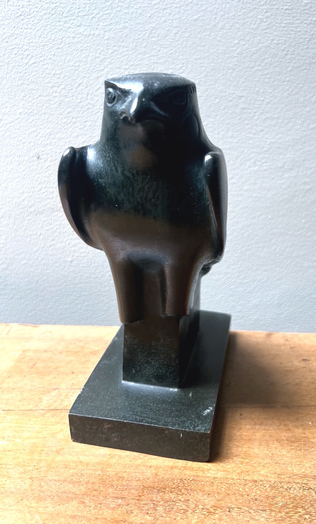 sculpture en bronze représentant un aigle 
