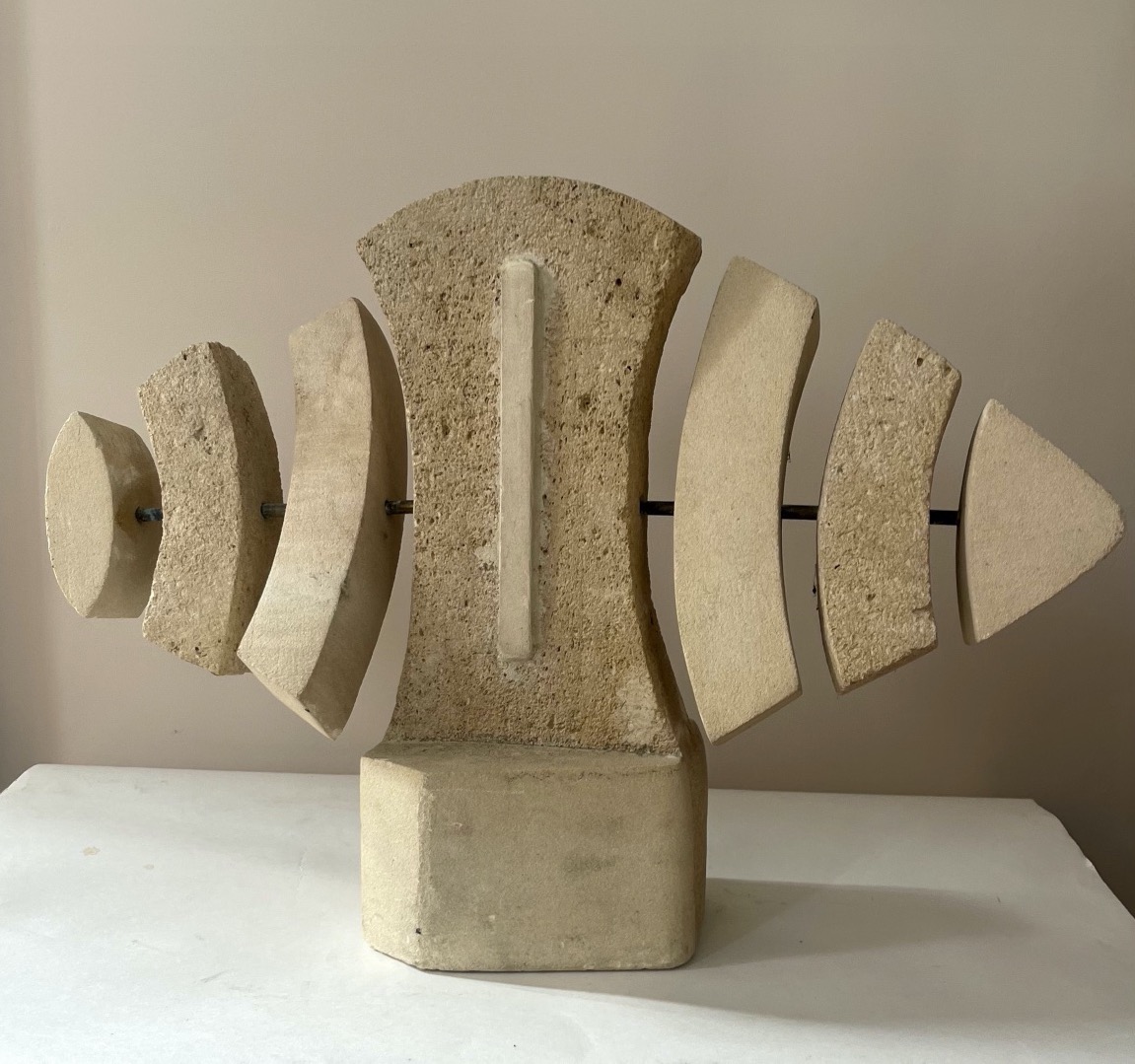 Sculpture en pierre calcaire représentant un poisson monogramme LR (Lambert-Rucki ?)